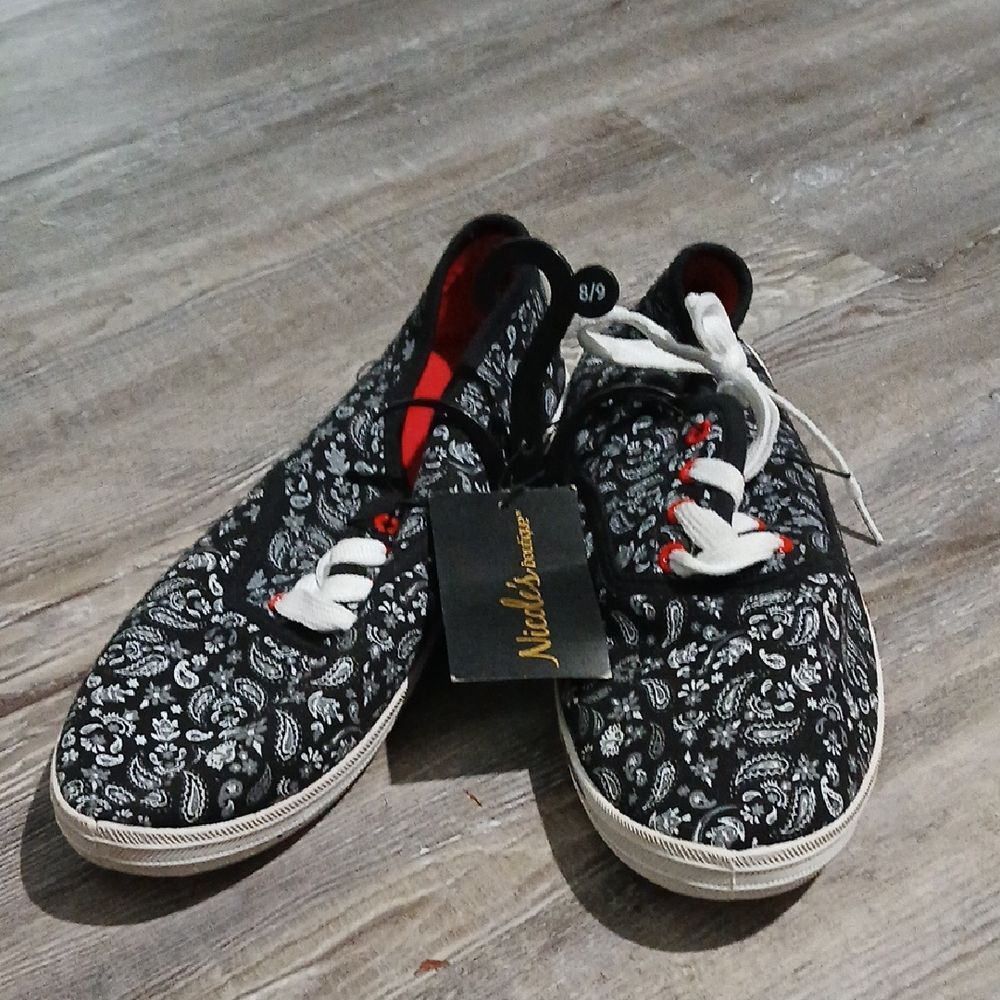 Natalies Boutique black white floral print tennis shoes sneakers Sz 8/9 NWT